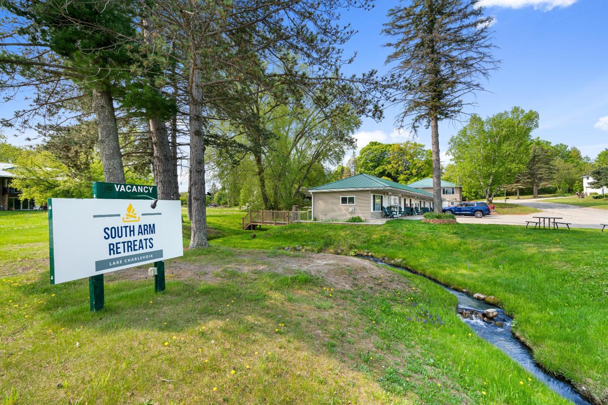 Motel South Arm Retreats East Jordan Exterior foto